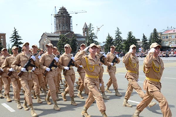 http://www.armenianow.com/sites/default/files/img/imagecache/600x400/Russian-troops-military-drills.jpg