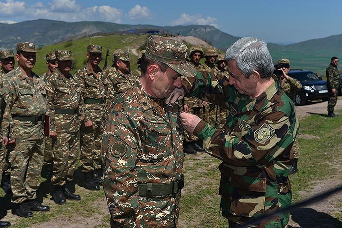 medals-to-soldiers-Serzh-Sargsyan