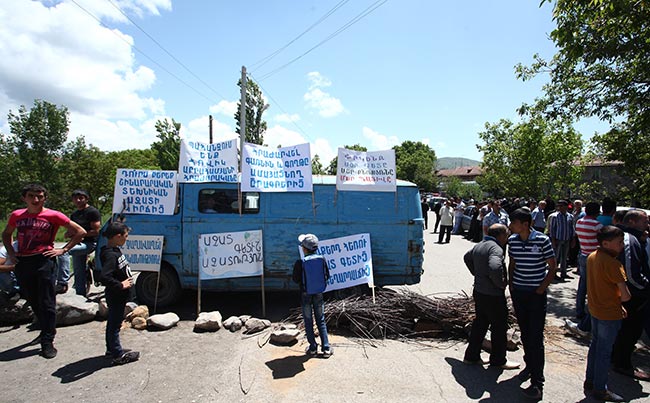 Garni-road-closed-villagers-protest