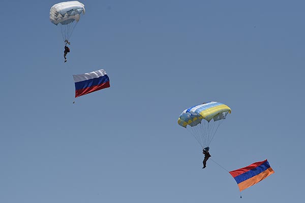 russian-and-armenian-flags-and-parachutes